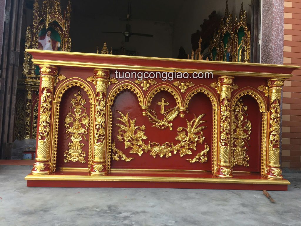 Bàn thờ gia tiên dạng tủ đứng bằng gỗ dổi sơn son thếp vàng Bàn thờ gia tiên dạng tủ đứng bằng gỗ dổi sơn son thếp vàng