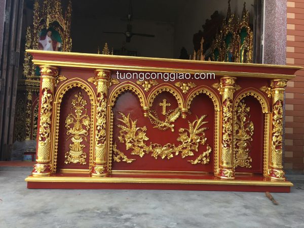 Bàn thờ gia tiên dạng tủ đứng bằng gỗ dổi sơn son thếp vàng