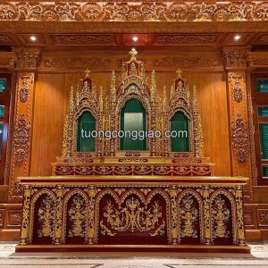 Mẫu tòa gỗ Công giáo tam cấp dạng đứng, chất liệu gỗ dổi sơn son thếp vàng