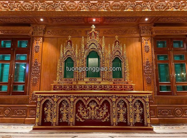 Mẫu tòa gỗ Công giáo tam cấp dạng đứng, chất liệu gỗ dổi sơn son thếp vàng