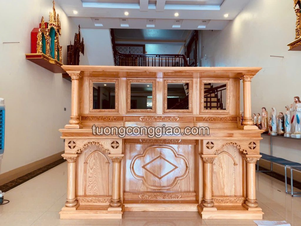 Mẫu tủ thờ Công giáo kết hợp bàn thờ gia tiên chất liệu gỗ pơ mu