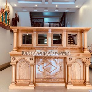Mẫu tủ thờ Công giáo kết hợp bàn thờ gia tiên chất liệu gỗ pơ mu