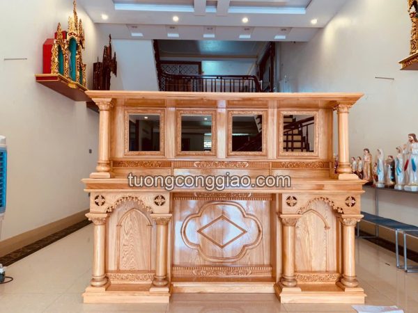 Mẫu tủ thờ Công giáo kết hợp bàn thờ gia tiên chất liệu gỗ pơ mu