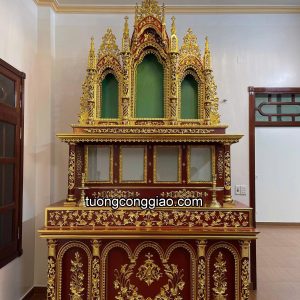 Tòa Công giáo 3 tháp dạng tủ đúng, kết hợp bàn thờ gia tiên
