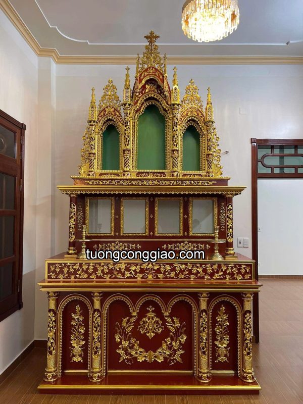 Tòa Công giáo 3 tháp dạng tủ đúng, kết hợp bàn thờ gia tiên
