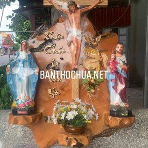 Bàn thờ Chúa bằng gốc cây gỗ trai 02