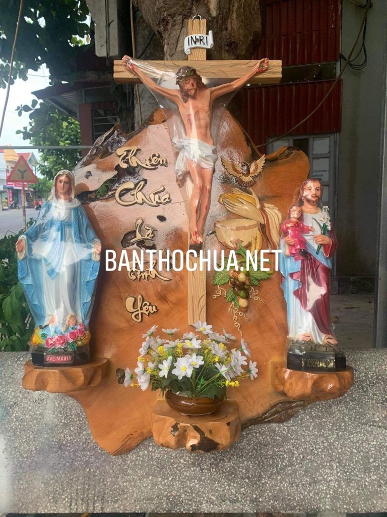 Bàn thờ Chúa bằng gốc cây gỗ trai 02