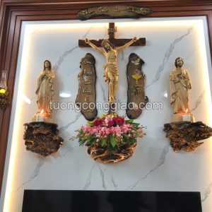 Bàn thờ Chúa bằng gốc cây gỗ trai, bộ tượng gỗ pơ mu cao 50cm