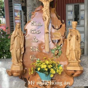 Bàn thờ Thiên Chúa bằng gốc cây gỗ trai, bộ tượng gỗ pơ mu
