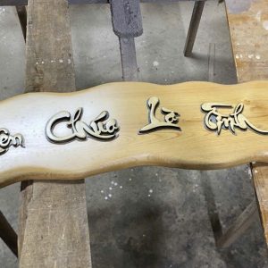 Bảng chữ Thiên Chúa là tình yêu bằng gỗ pơ mu kích thước 70x20cm