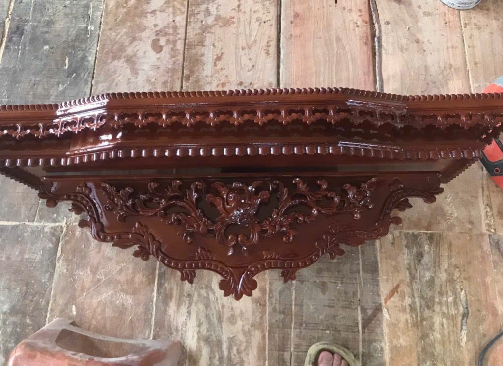 Kệ bàn thờ công giáo bằng gỗ pơ mu phun màu cánh gián