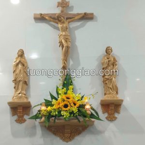 Mẫu bàn thờ Chúa đơn giản bằng gỗ pơ mu