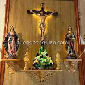 Mẫu bàn thờ Chúa hiện đại bằng gỗ pơ mu