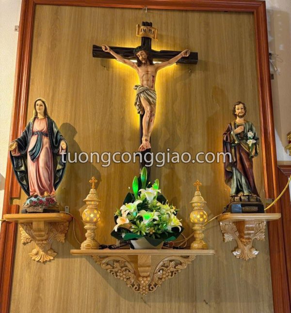 Mẫu bàn thờ Chúa hiện đại bằng gỗ pơ mu