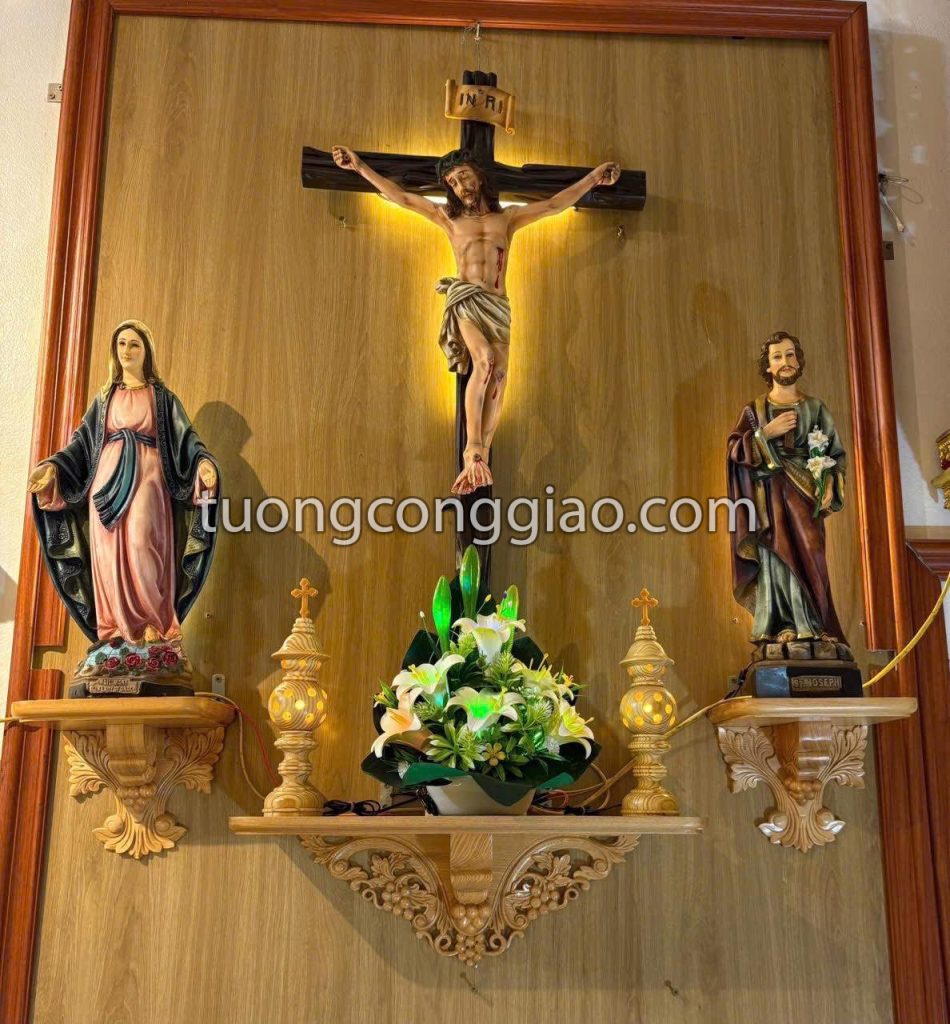 Mẫu bàn thờ Chúa hiện đại bằng gỗ pơ mu