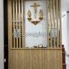 Mẫu bàn thờ Chúa phòng khách bằng gỗ pơ mu