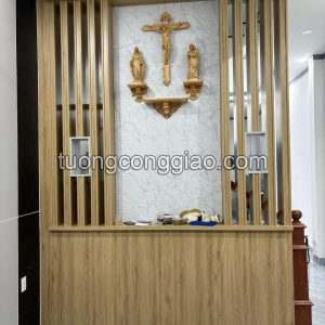 Mẫu bàn thờ Chúa phòng khách bằng gỗ pơ mu