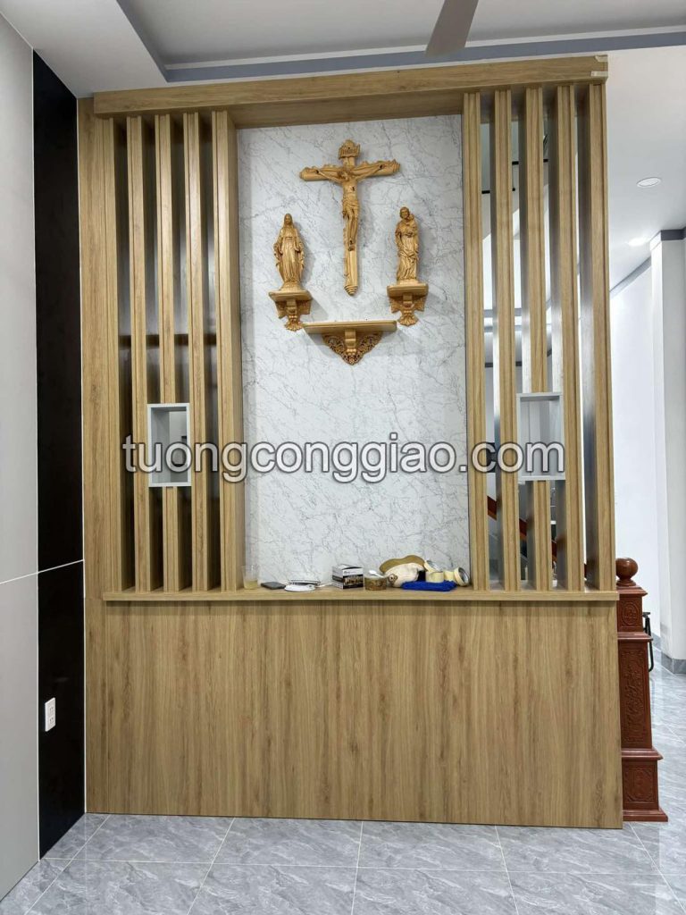 Mẫu bàn thờ Chúa phòng khách bằng gỗ pơ mu