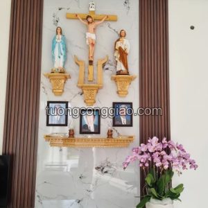 Mẫu bàn thờ Chúa và tổ tiên bằng gỗ pơ mu