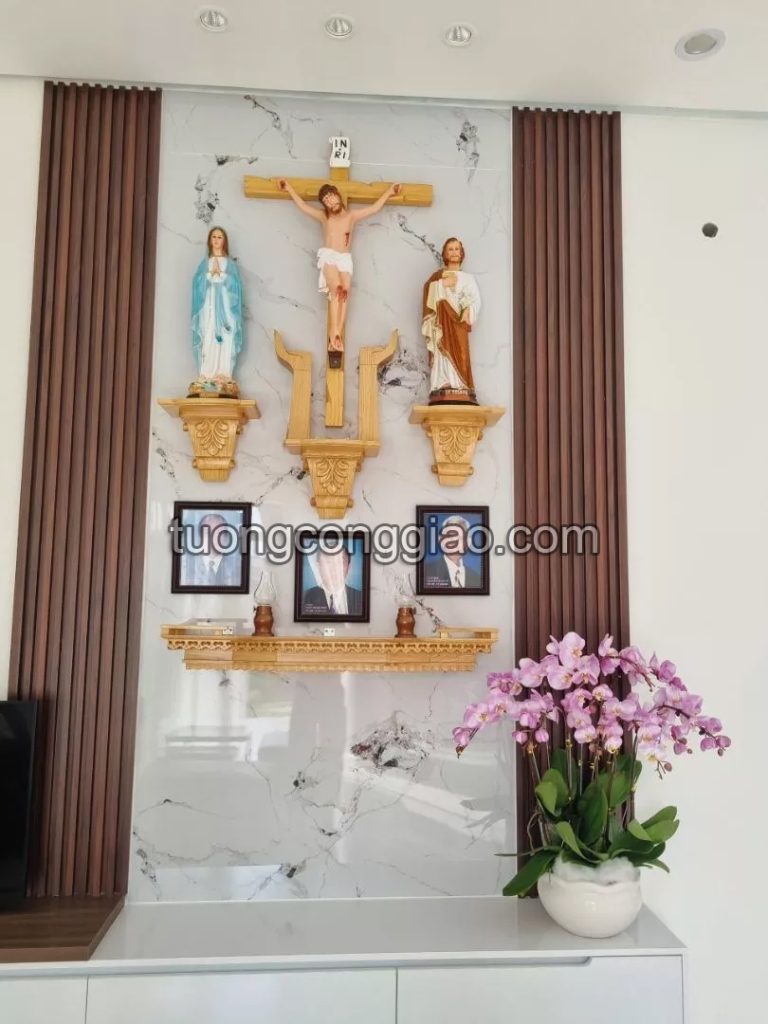 Mẫu bàn thờ Chúa và tổ tiên bằng gỗ pơ mu Mẫu bàn thờ Chúa và tổ tiên bằng gỗ pơ mu