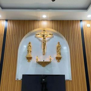 Mẫu bàn thờ Công giáo đơn giản bằng gỗ pơ mu