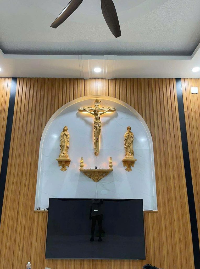 Mẫu bàn thờ Công giáo đơn giản bằng gỗ pơ mu