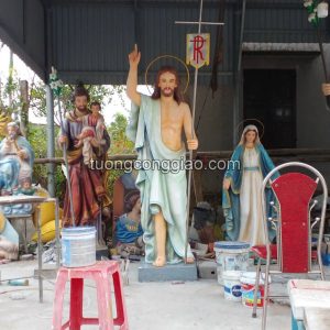 Tượng Chúa khải hoàn để ngoài trời cao 1m6 chất liệu xi măng