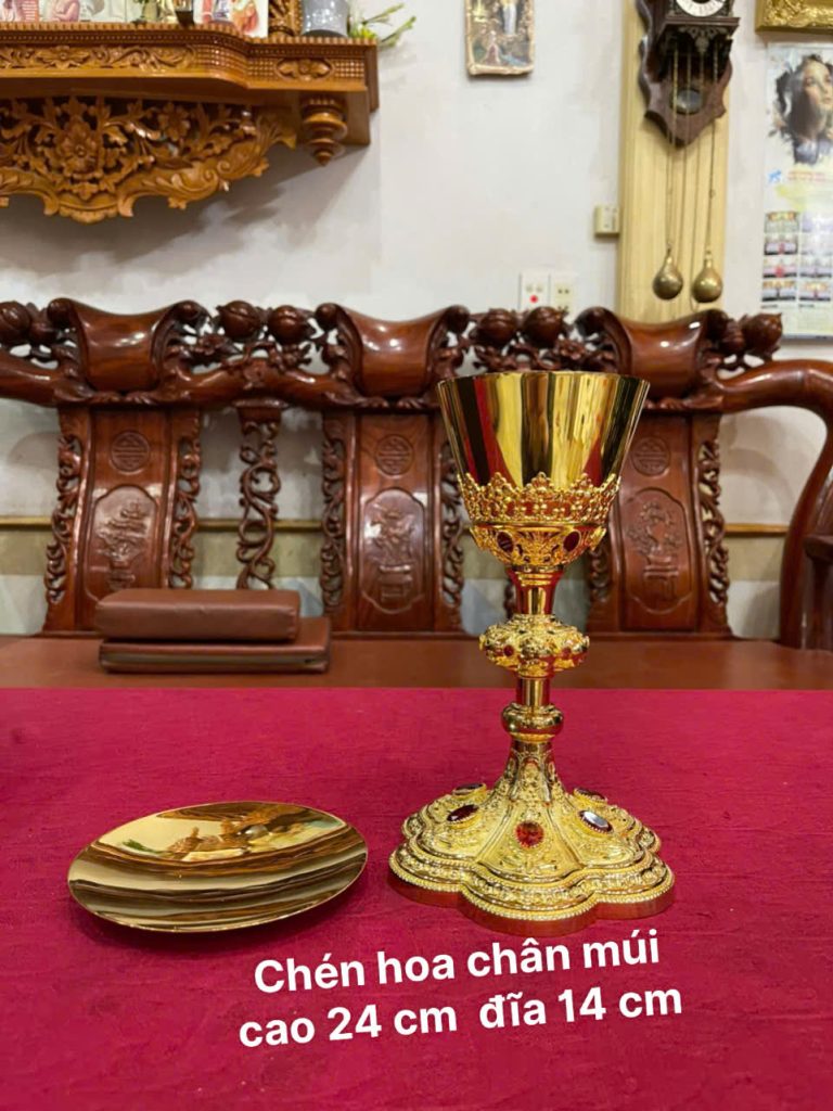 Chén hoa chân múi cao 24cm đia 14cm