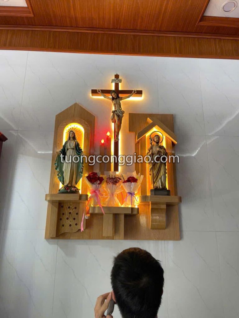 Mẫu tòa Công giáo hiện đại bằng gỗ pơ mu