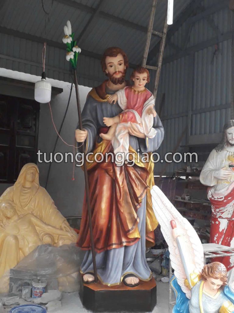 Tượng Thánh Giuse bế Chúa bằng xi măng để ngoài trời cao 1m8 Tượng Thánh Giuse bế Chúa bằng xi măng để ngoài trời cao 1m8